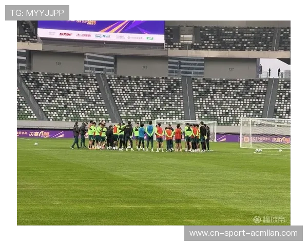 国安队在内部训练中尝试新前场组合，效果初步显现