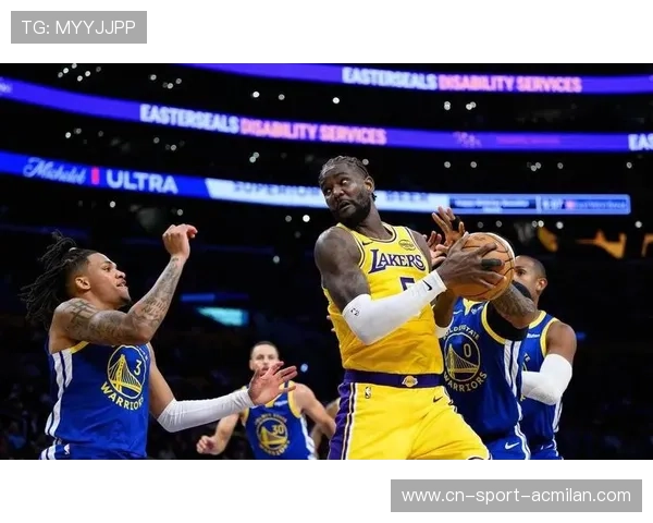 詹姆斯篮下强吃并造犯规，湖人稳住胜势