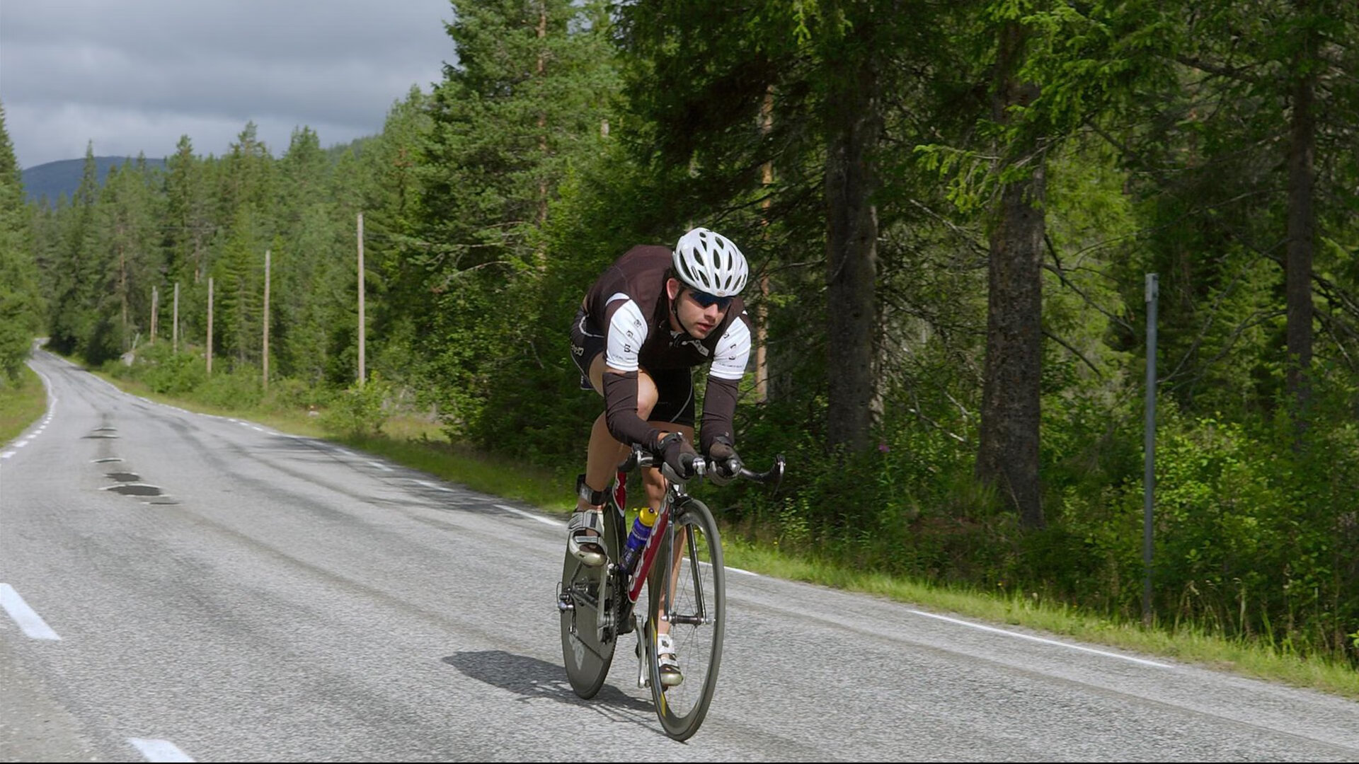 中长距离泳姿节奏稳定,耐力见长,适合长距离的泳姿