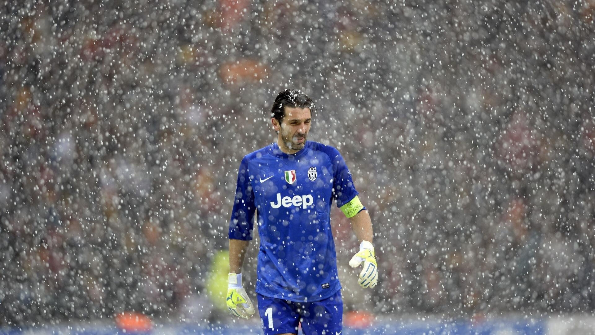 体育新闻中心现场观众热情，体育新闻现场主持